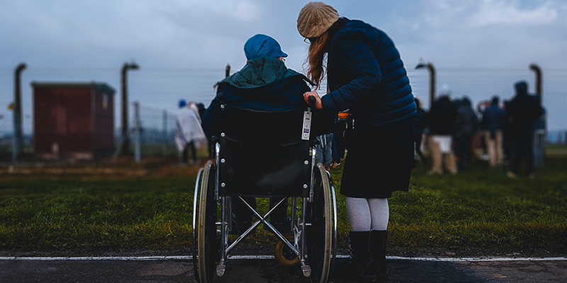 Facilitando la vida: consejos para familiares y amigos de personas que utilizan scooters y sillas de ruedas eléctricas para minusválidos