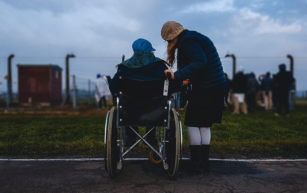 Facilitando la vida: consejos para familiares y amigos de personas que utilizan scooters y sillas de ruedas eléctricas para minusválidos